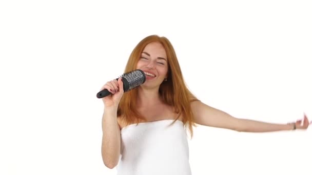 Chica joven cantando usando un cepillo como micrófono, cámara lenta, baño — Vídeos de Stock