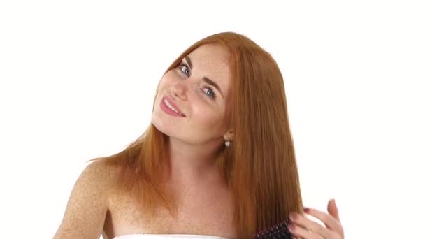 Redhead flicka borsta håret. Slow motion, närbild, badrum — Stockvideo