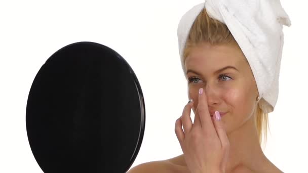 Mujer joven sonriente aplicando crema facial, De cerca, cámara lenta — Vídeo de stock