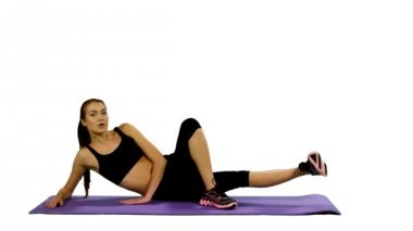 spor salonunda yoga minderi yapan fit kadın, beyaz arka plan