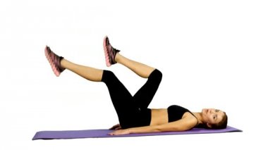 fitness Kadın karın kasları için kuvvet egzersizleri yapıyor, Spor Salonu. beyaz arka plan