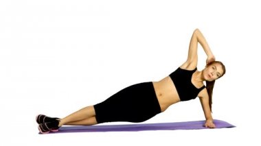fitness kız gücü egzersizleri yapıyor. Spor salonu, beyaz arka plan