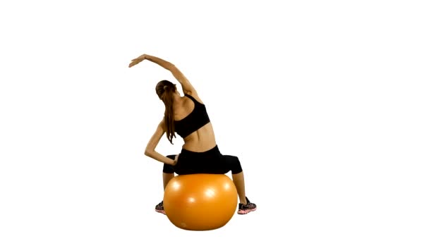 Fitness dívka provádí fitness cvičení s fitness-Baltem, tělocvična. bílé pozadí — Stock video