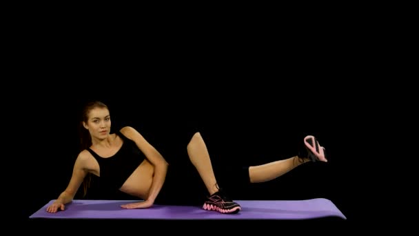 Mujer en forma haciendo estera de yoga en el gimnasio, Fondo verde, canal alfa, mate — Vídeos de Stock