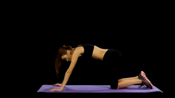 Jonge vrouw die yoga beoefent in de sportschool, Groene achtergrond, alfa kanaal, mat — Stockvideo