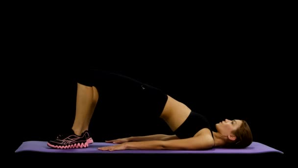 Jovem mulher saudável fitness exercícios abdominais. alongamento, ginásio, canal alfa, fosco — Vídeo de Stock