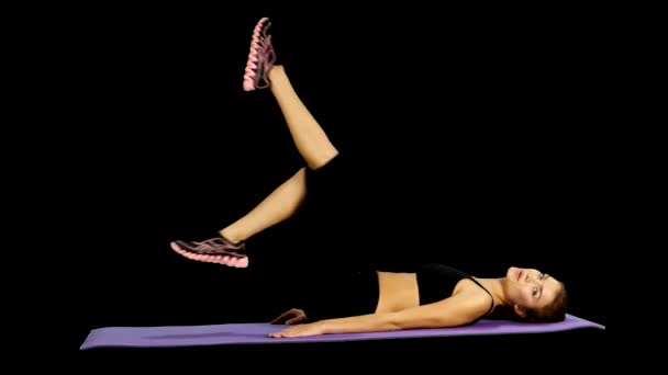 Fitness vrouw doet krachtoefeningen voor buikspieren, gym, alfakanaal, matte — Stockvideo