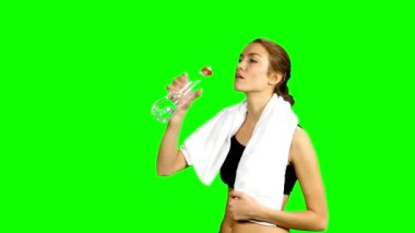 Sportif kaslı kadın içme suyu, yakın çekim, yeşil ekran