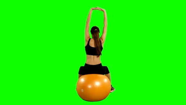 Žena, která dělá fitness cvičení s fitness-ball, tělocvična, zelená obrazovka — Stock video