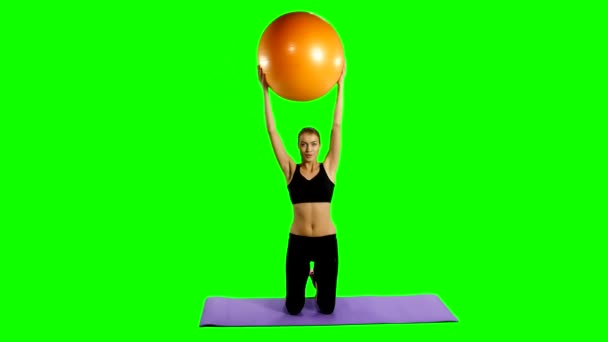 Фитнес-девушка делает фитнес-упражнения, фитнес-мяч, тренажерный зал, зеленый экран — стоковое видео