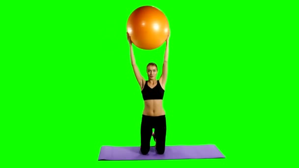 Fitness girl doing fitness esercizio, fitness-ball, Palestra, Schermo verde — Video Stock