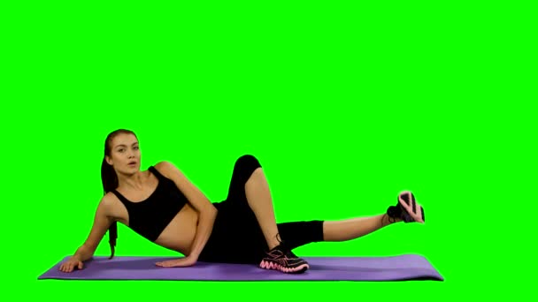 Passar kvinnan gör yogamatta på gym, grön skärm — Stockvideo