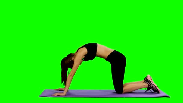 练瑜伽在健身房，绿屏的年轻女人 — 图库视频影像