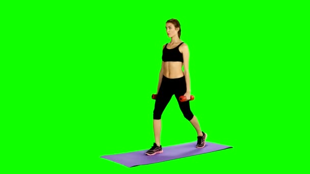 Молода приваблива спортивна жінка робить спортивні напади на зелений екран — стокове відео