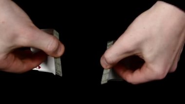 Oyun kartları karıştırılmasa, sihirbaz tarafından siyah bir yüzeyde, yavaş çekim