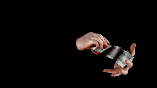 Jogando truque de cartas de magicin, em preto, câmera lenta — Vídeo de Stock