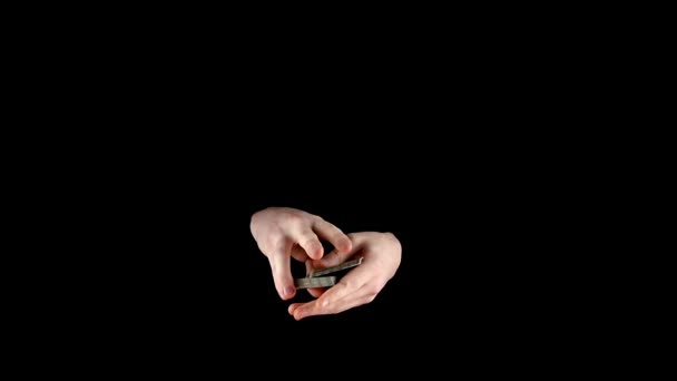 Mágico começa a mostrar seu truque com cartões, cardiologia em preto, câmera lenta — Vídeo de Stock