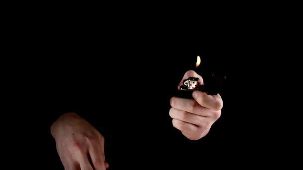 Espectáculo de fuego mago encender encendedor, en negro, cámara lenta — Vídeos de Stock