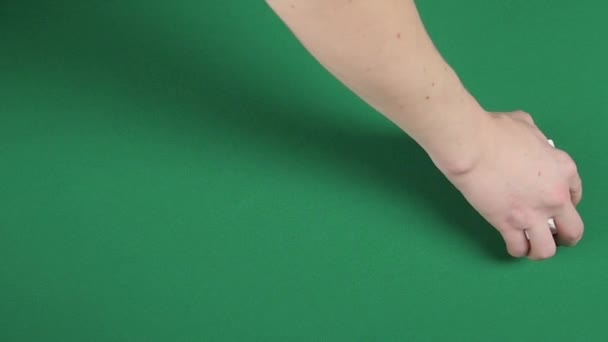 Cartões sendo espalhados em uma superfície verde por mágico, câmera lenta — Vídeo de Stock