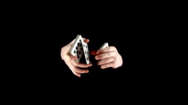 Sihirbaz kartları ile onun hile göstermeye başlar, siyah üzerinde cardistry