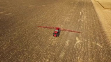 Bir çiftçi tarlasında zararlılara karşı korumak traktör spreyleri mısır, hava çekim