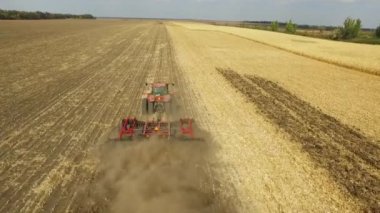 Traktör Ekim için arazi hazırlama. hava atış, alan Mısır