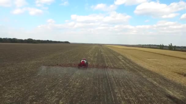 Trator arar o milho campos na primavera. tiro aéreo — Vídeo de Stock