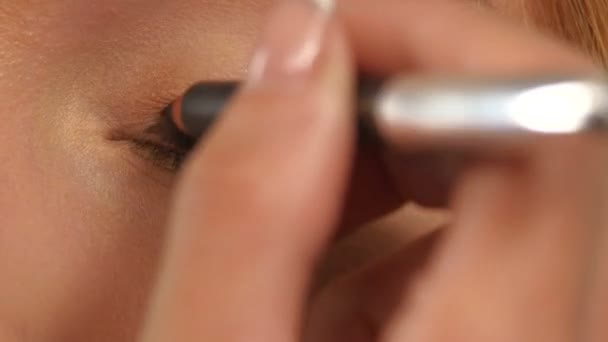 Oog make-up vrouw toepassing oogschaduw poeder, close-up — Stockvideo