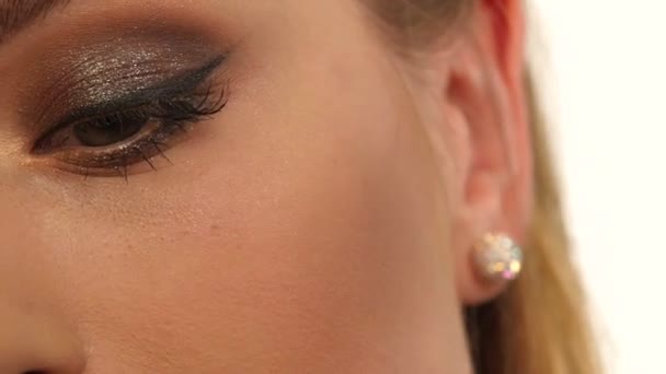 Make-up girl, viso adolescente donna con pennelli trucco e un fard. Da vicino. — Video Stock