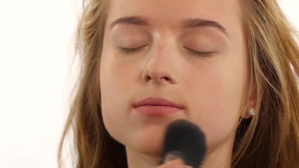 Make-up artiest aanbrengen Shimmer poeder op vrouw gezicht. Close-up. Slow Motion — Stockvideo