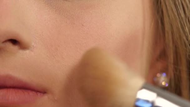 Hermosa cara de mujer. Maquillaje perfecto. Moda de belleza. De cerca. Movimiento lento — Vídeos de Stock