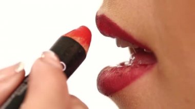 genç kadın ona makyaj almak. Ağır çekim