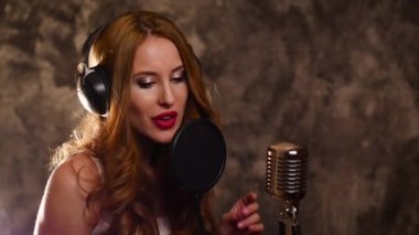 bir şarkı müzik stüdyosu, ağır çekim, kayıt kadın şarkıcı yakın çekim