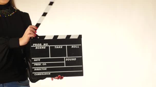 Woman uses movie clapper board, on white — Stock video