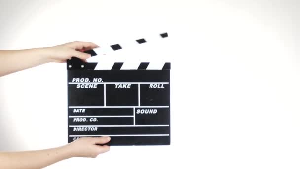 Le mani usano il bordo di applauso di produzione cinematografica, su bianco — Video Stock