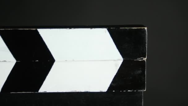 Persoon gebruikt film klepel bord, op zwart, close-up — Stockvideo