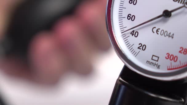 Ιατρικό τόμετρο για τη μέτρηση της αρτηριακής πίεσης, σε λευκό — Αρχείο Βίντεο