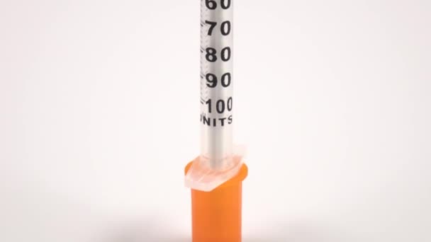 Медицинский шприц с инсулином на белом, крупным планом — стоковое видео