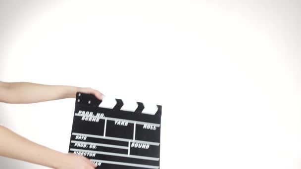 As mãos usam a placa de palmas da produção do filme, no branco, câmera lenta — Vídeo de Stock