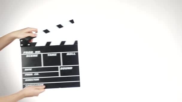 Handen gebruiken film klepel Board, op wit, Slow Motion — Stockvideo