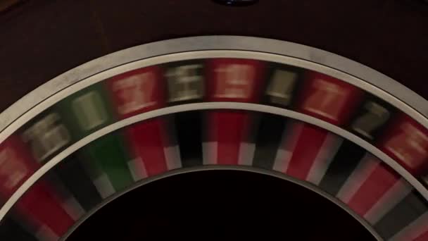 Klassiska rouletten snurrar snabbt svart bakgrund vit nummer 10 — Stockvideo