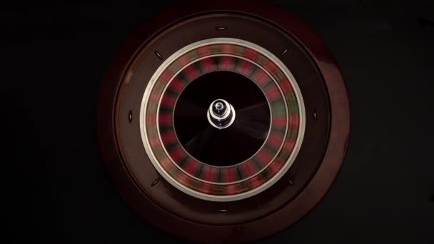 Вращающаяся рулетка на черном — стоковое видео