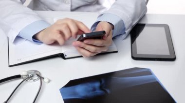Doktor cep telefonu, beyaz mesajlaşma
