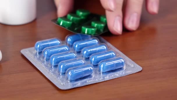 Doutor toma comprimidos médicos azuis e verdes — Vídeo de Stock