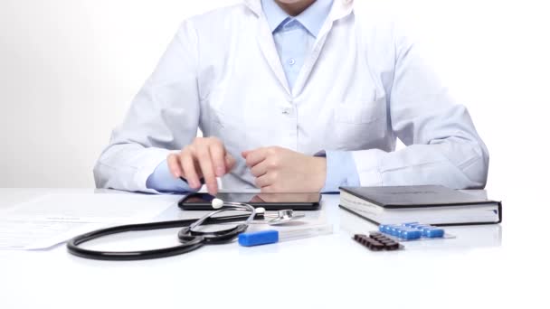 Orvos keres valamit a tabletta, fehér — Stock videók