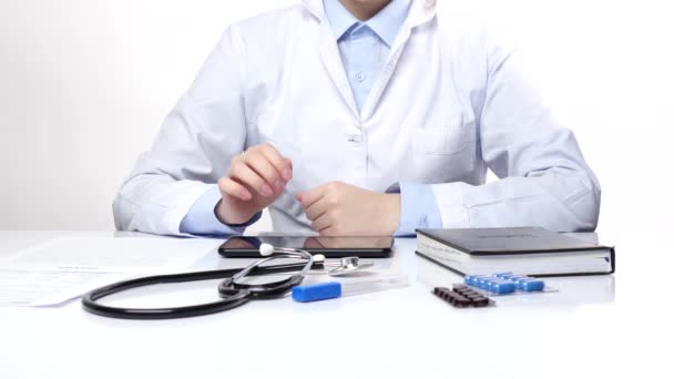Doktor tabletüzerinde bir şey arıyor ve yazıyor, beyaz — Stok video