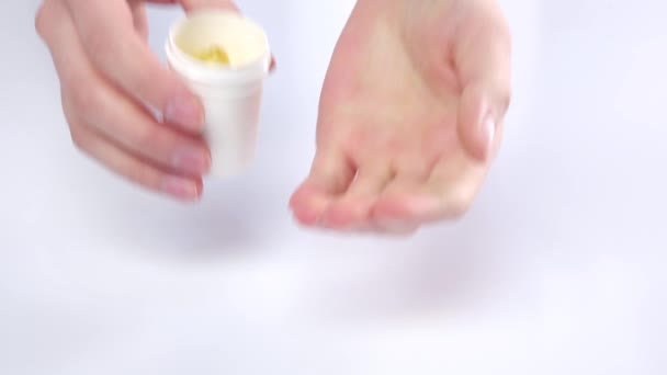 Médecin remplit les pilules médicales d'huile de foie de morue sur la main, gros plan 