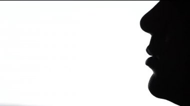 Yetişkin adam sigara, yakın çekim, siluet, yavaş hareket