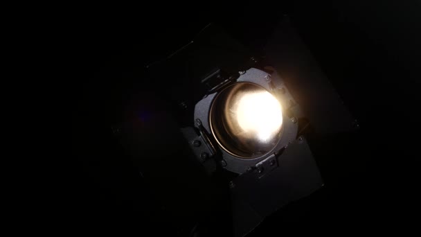 Освещение, вспышка или прожектор, с тенью на черном, крупным планом — стоковое видео