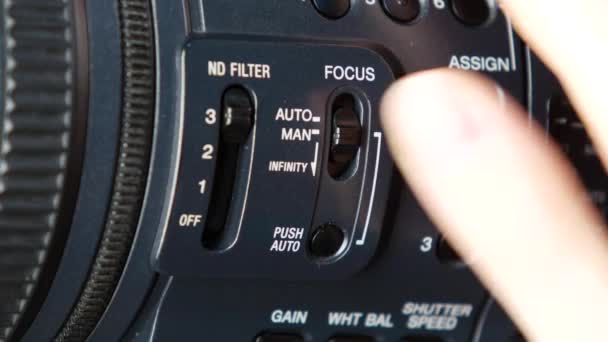 Mudanças de dedo comutador de vídeo na câmera digital, foco infitity — Vídeo de Stock